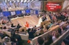 В зале пусть говорят всегда есть человек который манипулирует сознанием и действиям стада в студии заставляя их аплодировать там где надо: