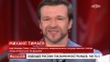 мужчина с очень необычным лицом, как бкдто приплюснутым сверху черепом